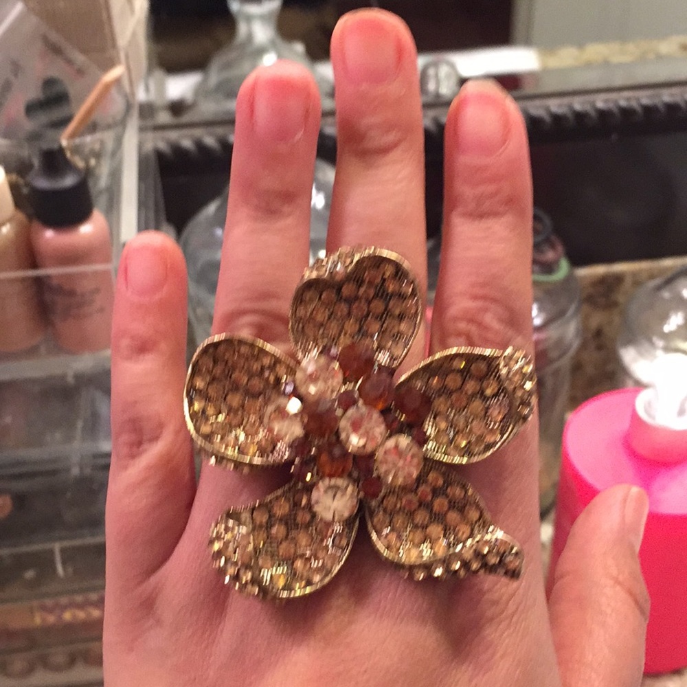 Giant flower ring - Picture 2 of 3